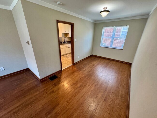 Building Photo - 2 Bedroom - Grandview Area