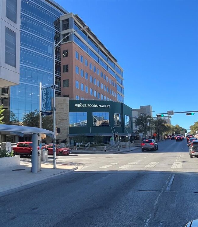 Building Photo - 505 W 7th St