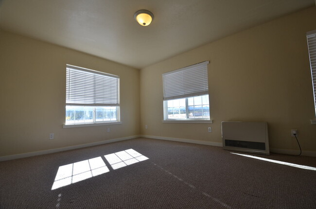 Building Photo - Hardwood floors, Master Suite, Great Storage!