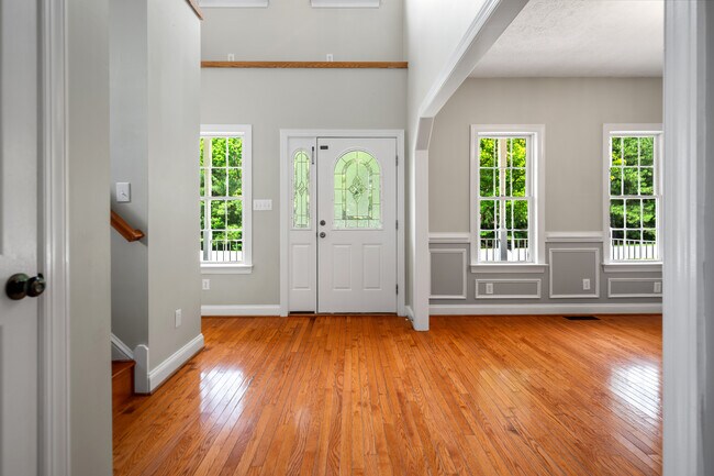 Building Photo - 619 Greyshire Dr