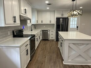 Building Photo - 375 Sherwood Forest Blvd