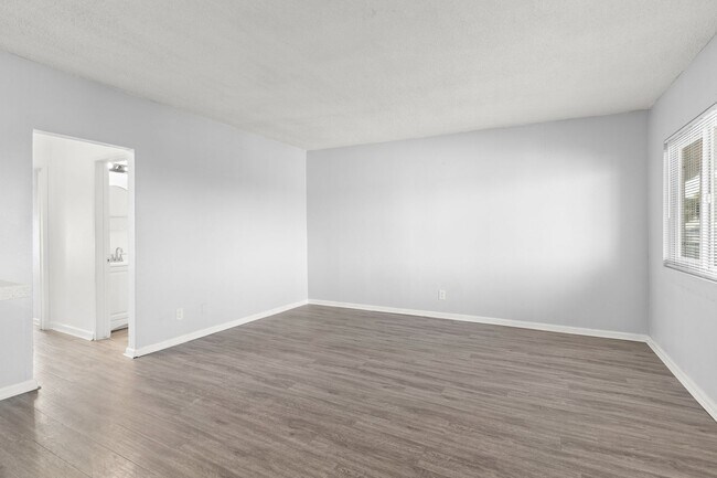 Building Photo - 927 Daisy Avenue
