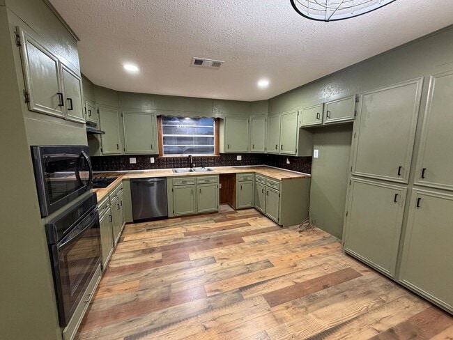 Building Photo - 3 Bedroom, 2 Bathroom Home for Rent in Groves, Tx