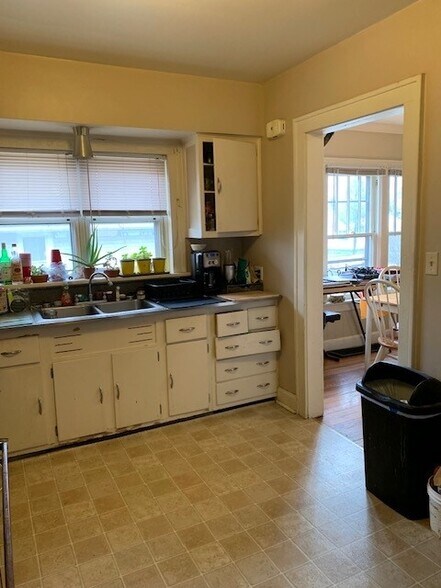 Building Photo - 612 W Cherokee Dr