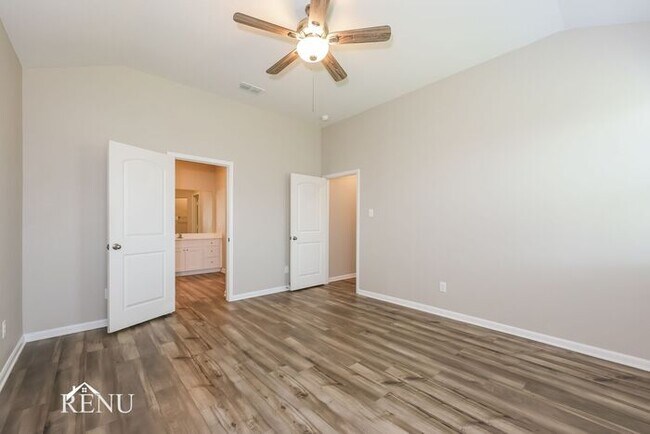 Building Photo - 2028 Hialeah Dr