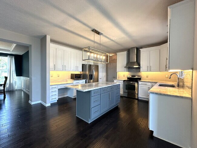 Building Photo - Gorgeous 6-Bedroom 3.5-Bath Colonial in Ma...