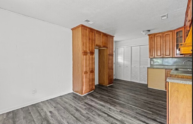 Building Photo - Cozy and Beautifully Renovated 3 Bedroom 2...