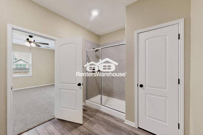 Building Photo - MOVE IN READY COMPLETELY UPDATED - 3BED/2B...