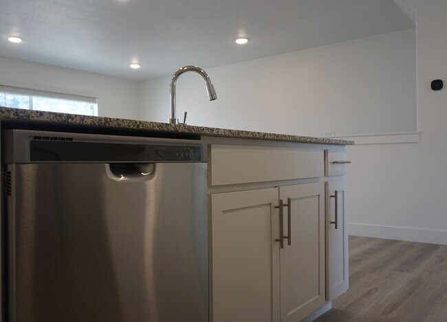 Building Photo - Layton Townhome 3 Bed 2.5 Bath