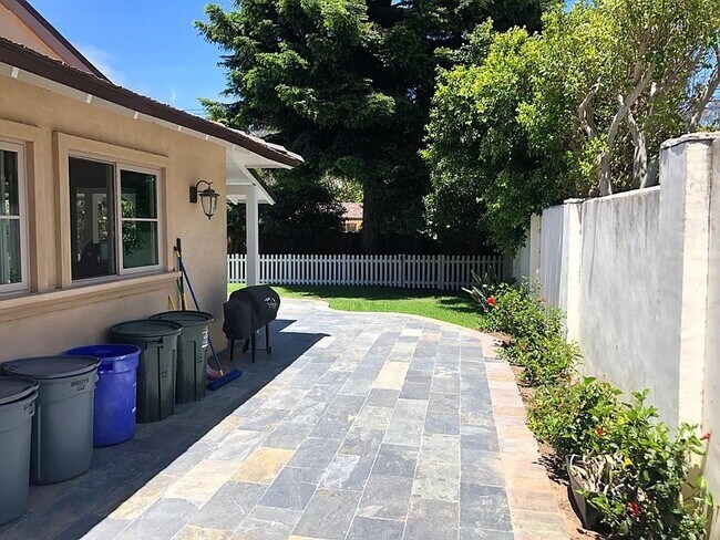 Building Photo - 3329 Palos Verdes Dr N