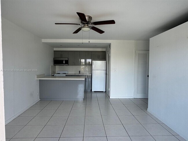 Building Photo - 2200 E Hallandale Beach Blvd