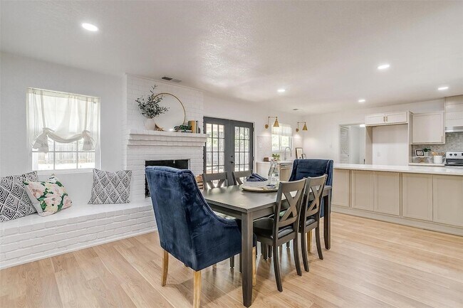 Building Photo - 1701 Larkspur Dr