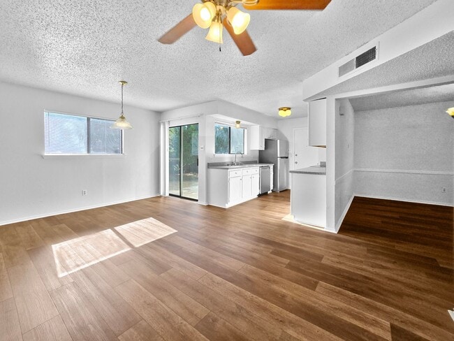 Building Photo - 3BR SFR w/ Garage & Fenced Yard in Fort Worth