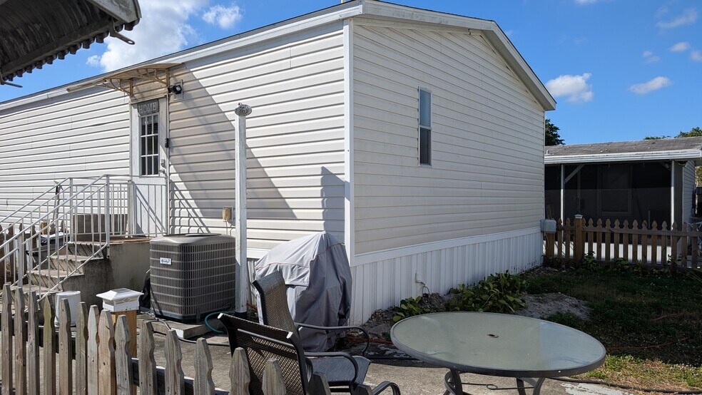 Building Photo - 3023 SW 50th St