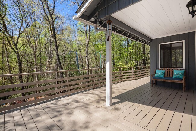 Building Photo - Lovely Home - Beautiful Wooded Setting