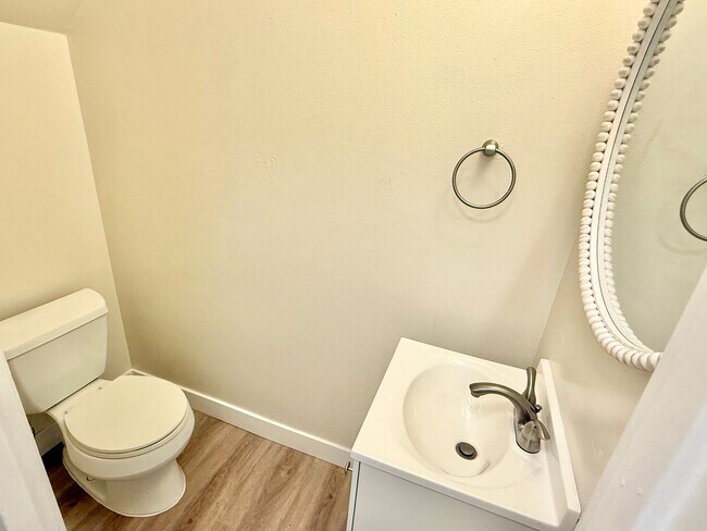 Building Photo - $2,790 / 2 BR - FULLY REMODELED TOWNHOME IN HAYWARD
