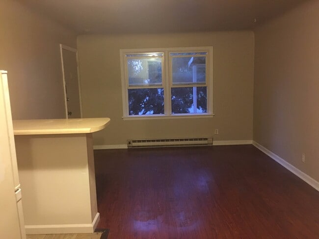 Building Photo - COZY 1BD/1BA LOWER SOUTH HILL APARTMENT | A/C | ON-SITE LAUNDRY | PET FRIENDLY | $200 OFF MOVE-IN...