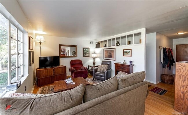 Building Photo - Newly Remodeled Anderson Island Rental