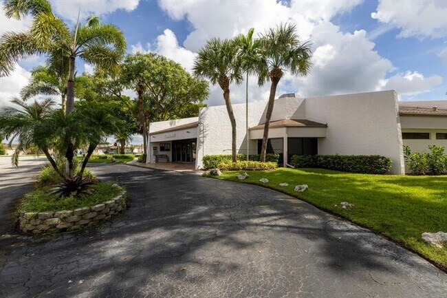 Building Photo - 6850 Royal Palm Blvd