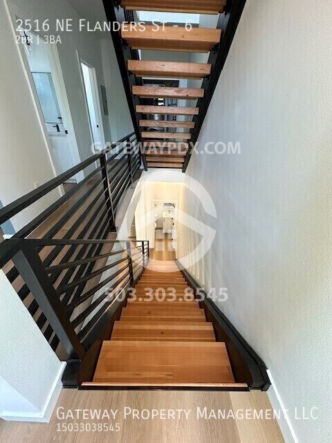 Building Photo - 2516 NE Flanders St