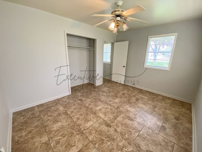 Building Photo - Affordable 2-Bedroom Home in Central Lake ...