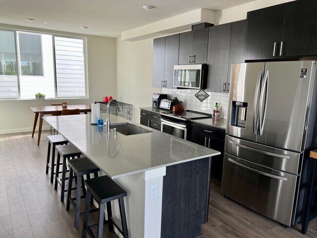 Building Photo - Immaculate 3 Bed 2 Bath Seattle Townhome @ An Incredible Location!