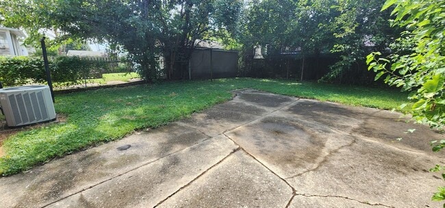 Building Photo - Welcome to this charming 3-bedroom, 2-bath...