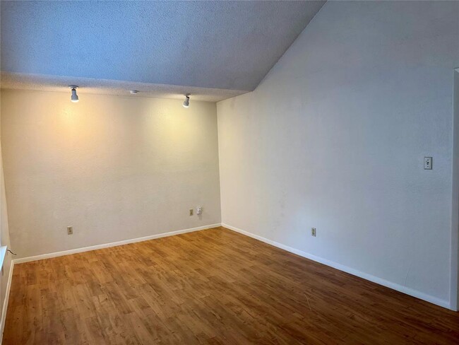 Building Photo - 907 Milford Way