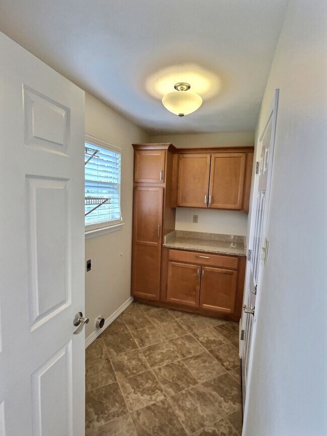 Building Photo - 3 BD 2 BA Home in Ocean Springs School District