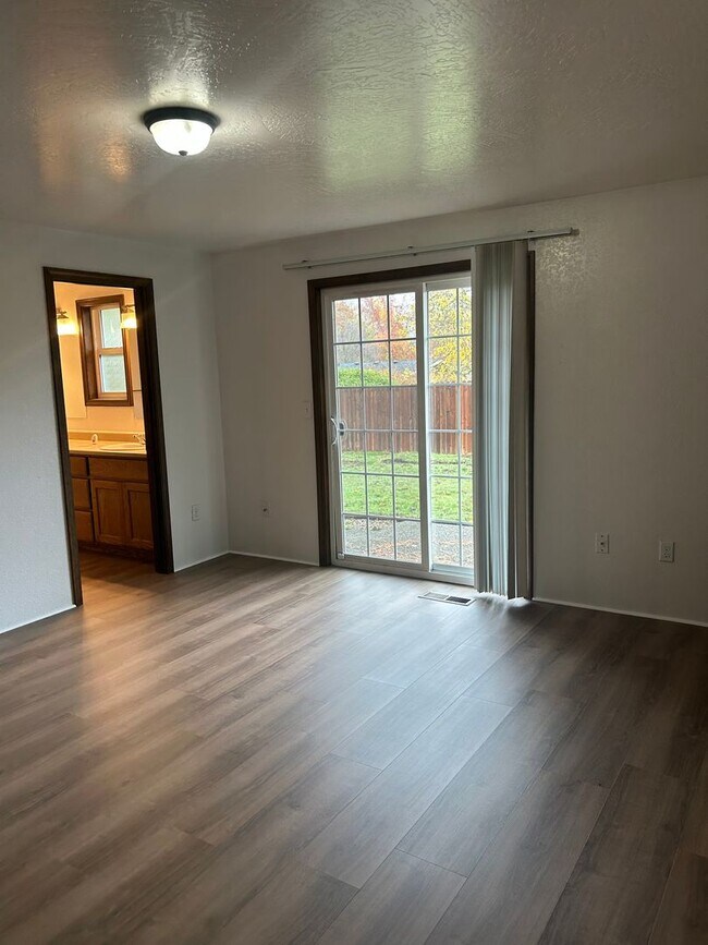 Building Photo - 3 Bedroom 2 Bath Single Family Home