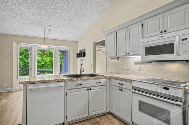 Building Photo - Lake Balboa Area| Home| Unfurnished
