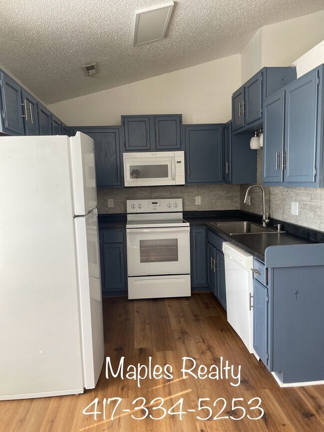 Building Photo - 2 bedroom, 1 bathroom apartment in Kirbyville, MO