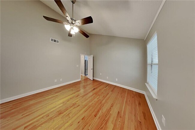 Building Photo - 345 E Willow Run
