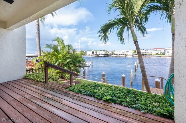 Building Photo - 800 River Point Dr