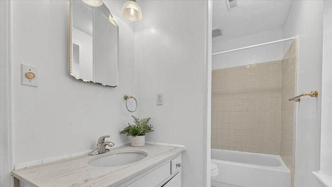 Building Photo - Beautiful 4 Bedroom Single Family Home