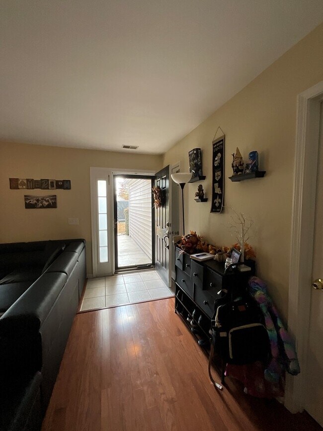 Building Photo - Convenient to Savannah and the new Hyundai Plant