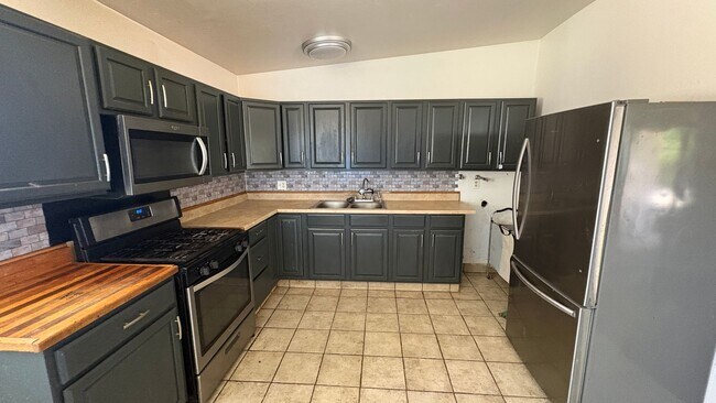 Building Photo - Desert Living in Apple Valley — Spacious Estate with Privacy & Comfort