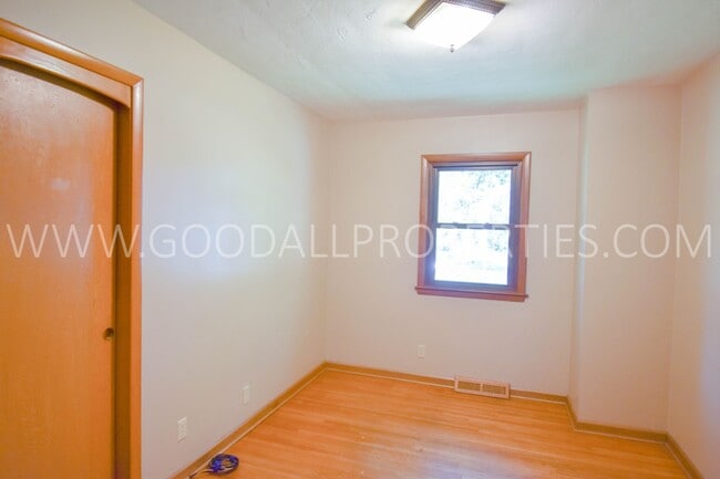 Building Photo - Charming 3 Bedroom, 2.5 Bath Ranch Style H...
