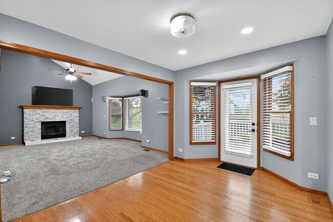 Building Photo - 1163 Shoreline Dr