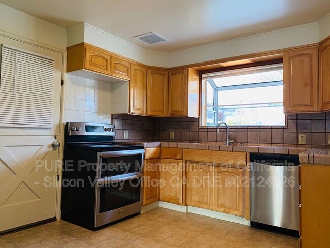 Building Photo - 444 Tyrella Ave