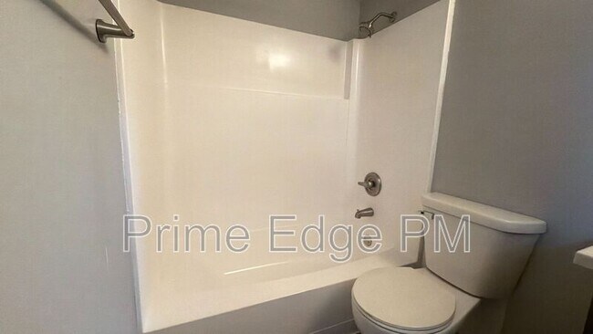 Building Photo - 6235 Holdrege-D5
