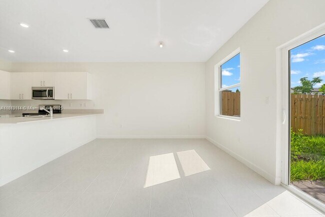 Building Photo - 2805 SE 26th Ave