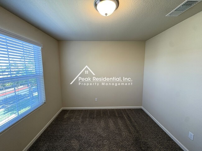 Building Photo - Spacious 4bd/2ba House - Gated Community