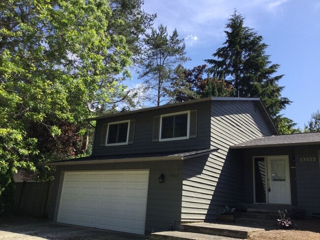 Building Photo - Very Cute and Spacious 3 BD & 2.5 Bath Home located in Kirkland-Finn Hill!