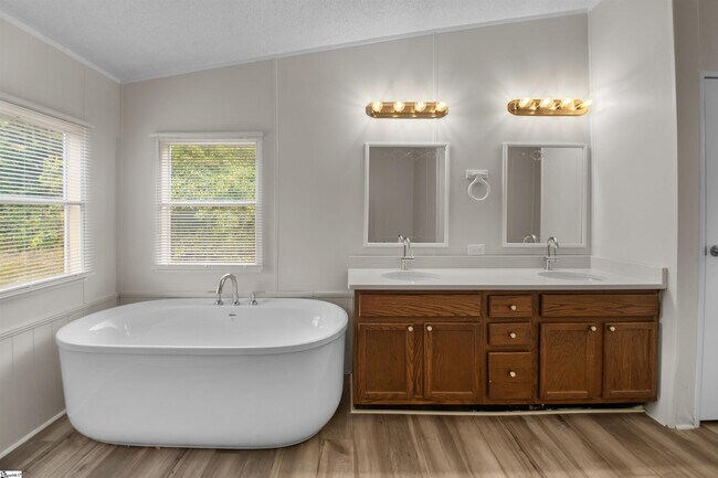 Building Photo - 296 Fish Camp Rd