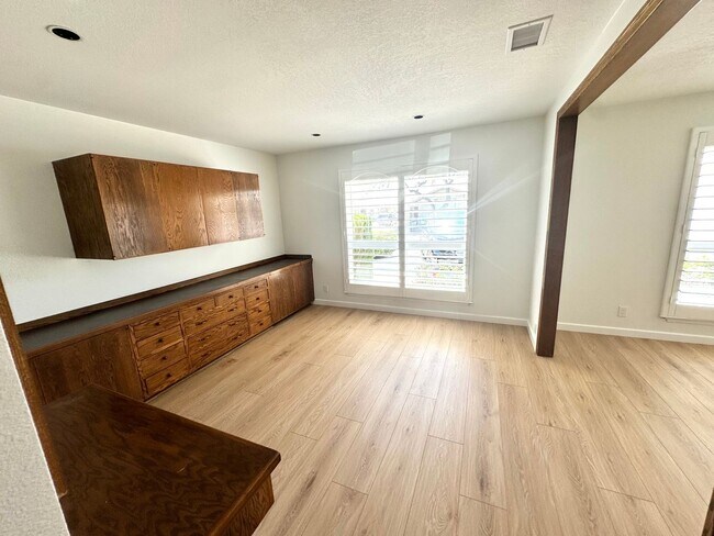 Building Photo - Charming Single Story Upgraded East End Home