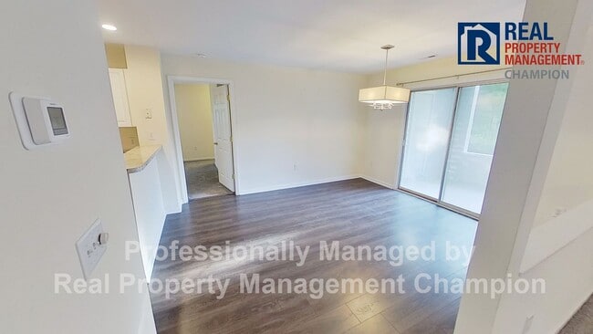 Building Photo - First Floor Condo with Spacious Floorplan