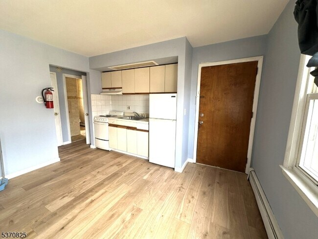 Building Photo - 87 N Beverwyck Rd