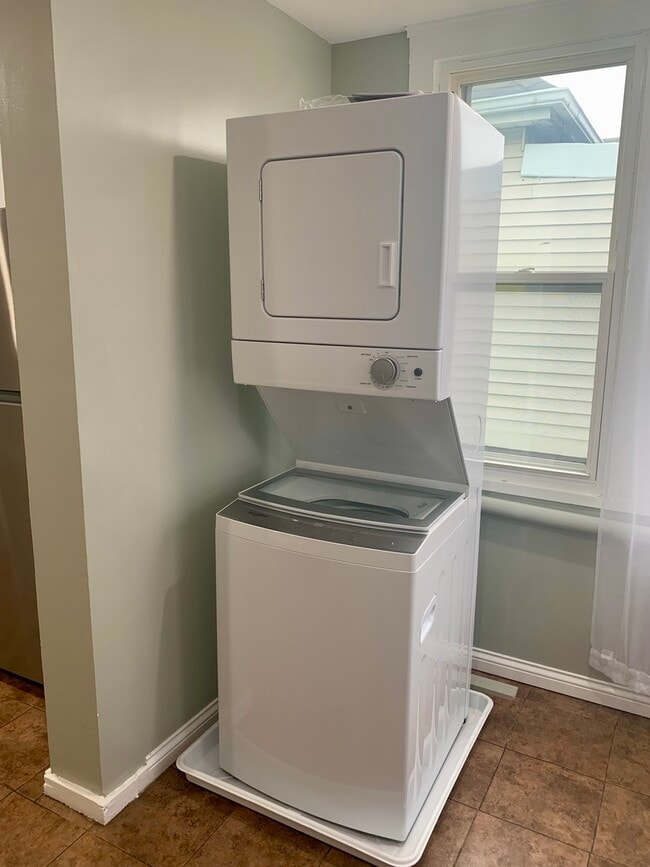 Building Photo - 3547 W Diversey Ave