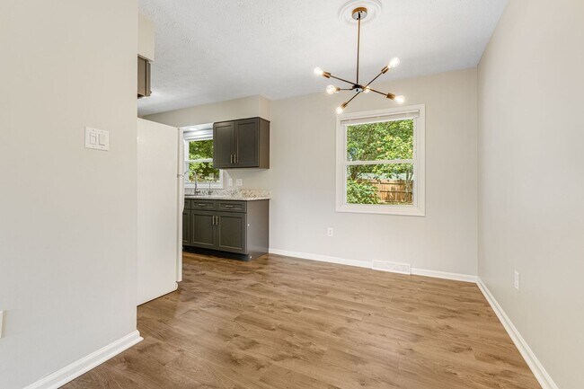 Building Photo - Lovely, Remodeled 3-Bedroom Home in West Asheville with Fenced-In Yard (6 or 12 Month Lease Options)